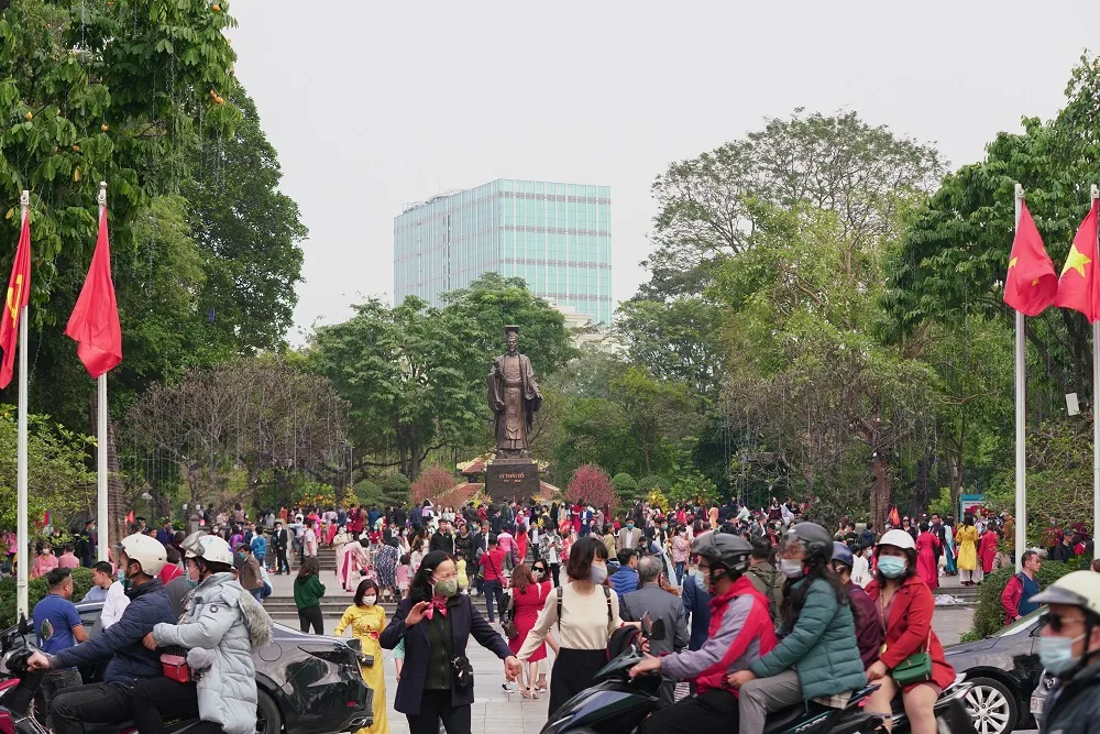 Hàng nghìn người du xuân ở hồ Hoàn Kiếm ảnh 1