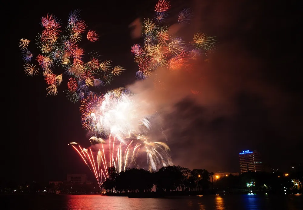 Màn pháo hoa tầm cao chào năm mới duy nhất ở Hà Nội ảnh 6