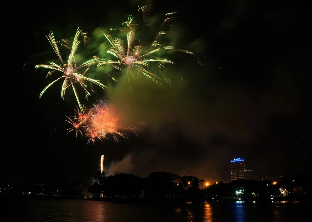 Màn pháo hoa tầm cao chào năm mới duy nhất ở Hà Nội ảnh 11