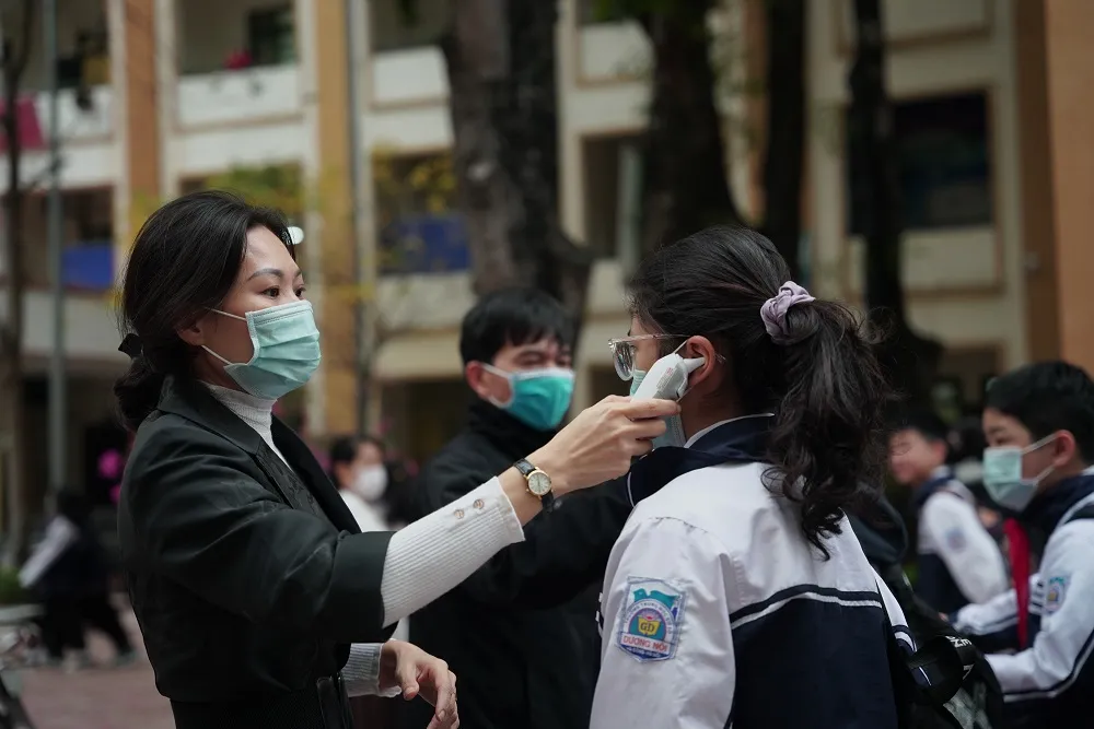 Học sinh Hà Nội đi học trở lại, giao thông ùn ứ cục bộ ảnh 10