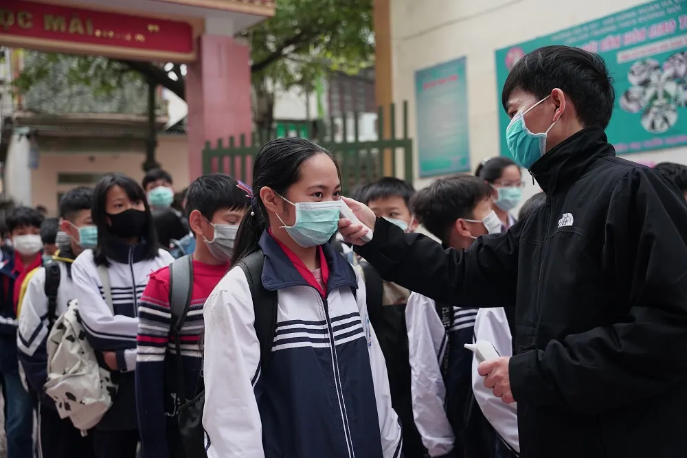 Học sinh Hà Nội đi học trở lại, giao thông ùn ứ cục bộ ảnh 8