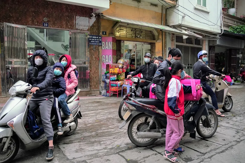 Học sinh Hà Nội đi học trở lại, giao thông ùn ứ cục bộ ảnh 11