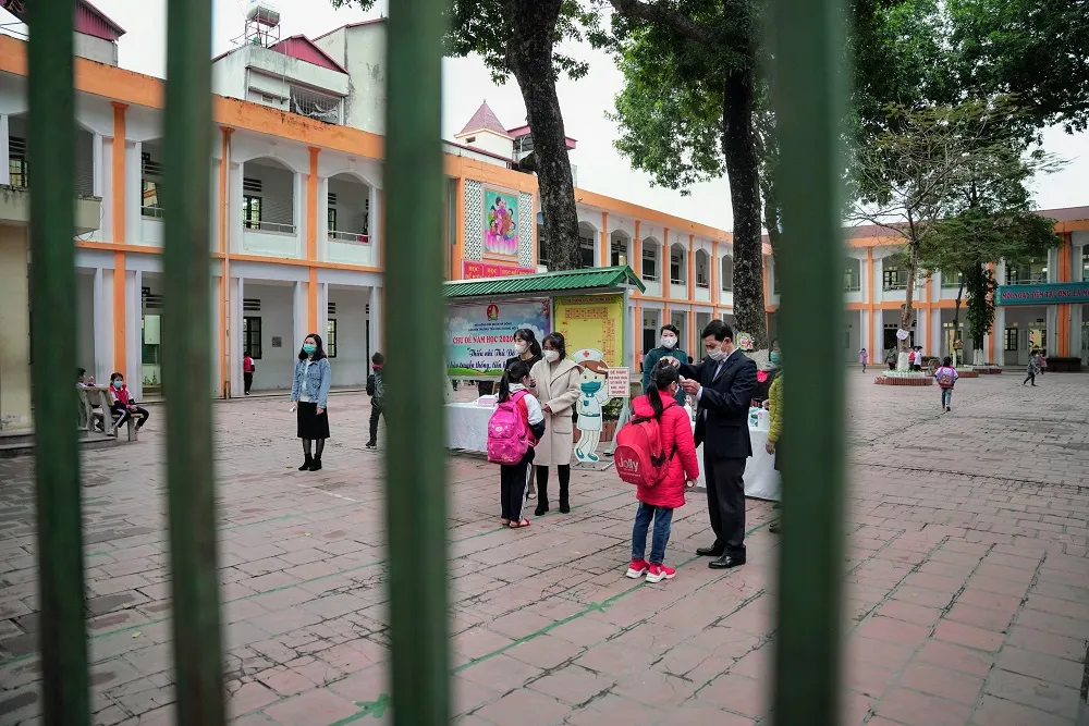 Học sinh Hà Nội đi học trở lại, giao thông ùn ứ cục bộ ảnh 3