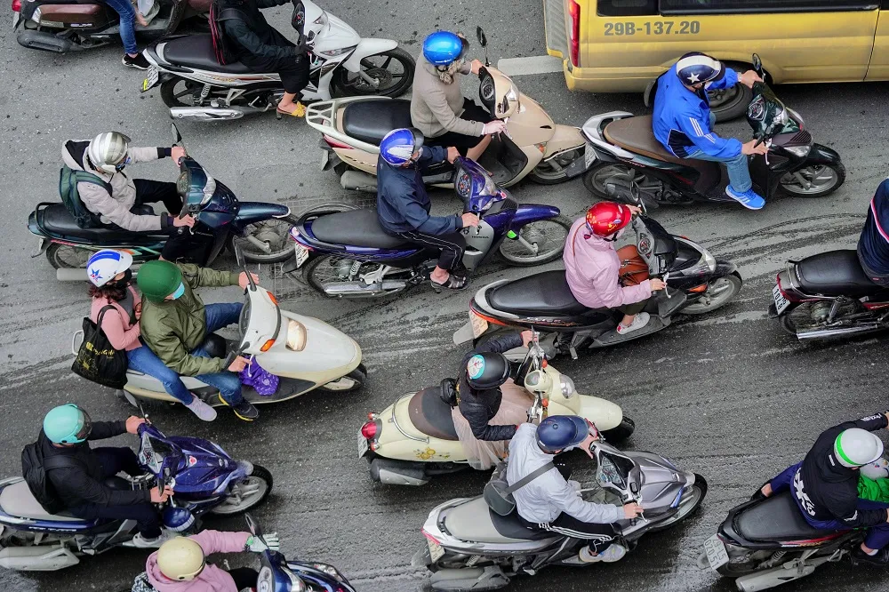 Học sinh Hà Nội đi học trở lại, giao thông ùn ứ cục bộ ảnh 17