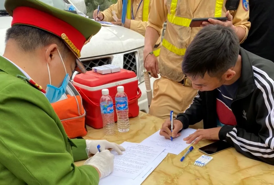 Tài xế sử dụng ma túy tổng hợp khi điều khiển phương tiện ảnh 1