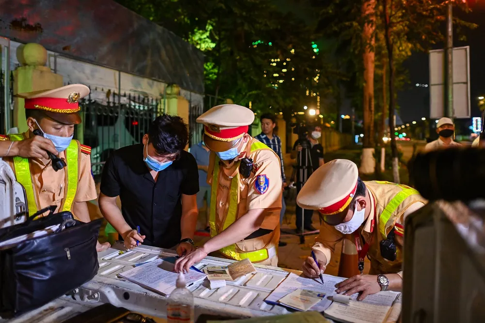 1 giờ kiểm soát, phát hiện 3 lái xe vi phạm nồng độ cồn  ảnh 1