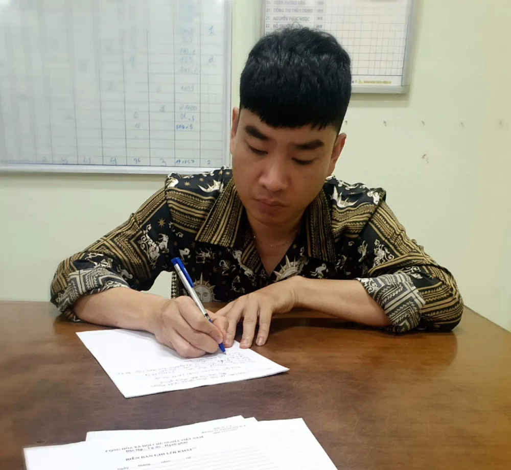 Khởi tố nam tiếp viên hãng hàng không vì buôn hàng cấm ảnh 1