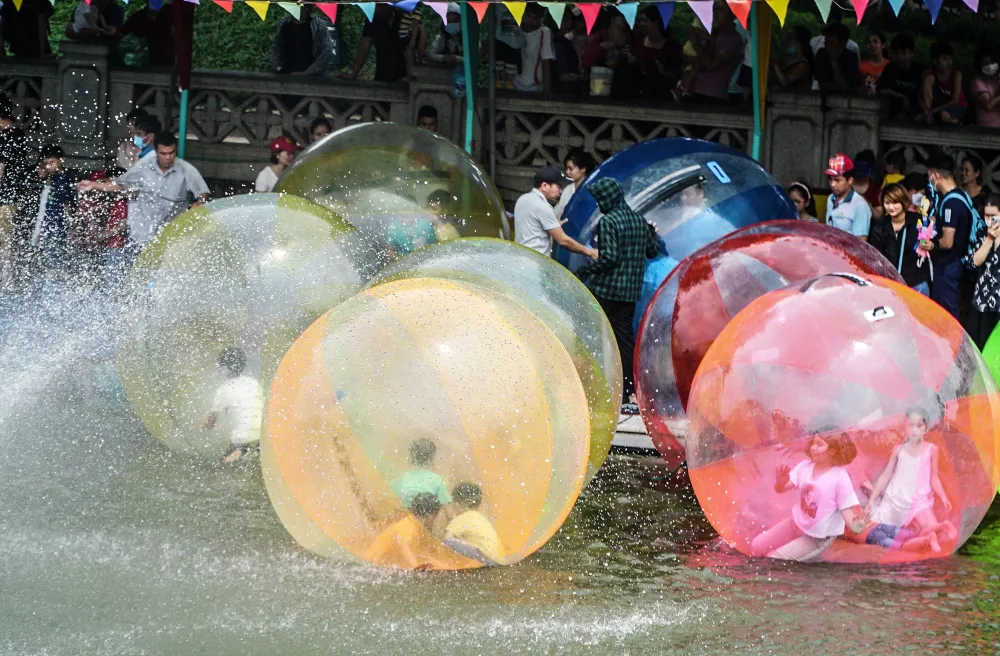 Nghỉ lễ giỗ Tổ, hàng nghìn người đổ về Công viên Thủ Lệ ảnh 4