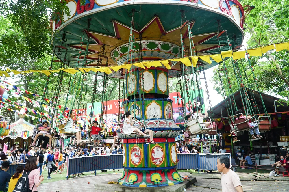 Nghỉ lễ giỗ Tổ, hàng nghìn người đổ về Công viên Thủ Lệ ảnh 5