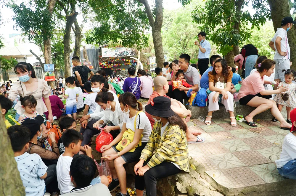 Nghỉ lễ giỗ Tổ, hàng nghìn người đổ về Công viên Thủ Lệ ảnh 2