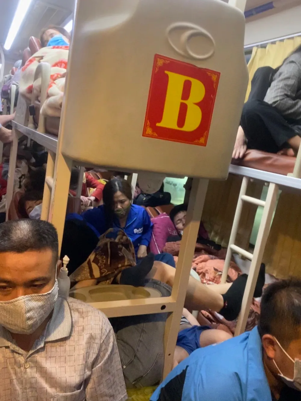 Xe khách nhồi nhét người, hành khách nhắn tin “kêu cứu” với trung tâm chỉ huy giao thông  ảnh 1