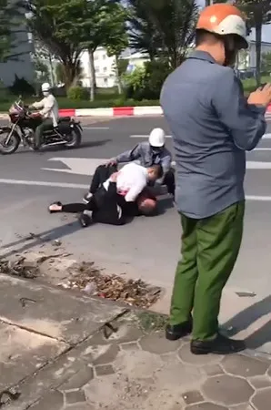 Người mang sắc phục công an “thờ ơ” khi để tài xế taxi vật lộn với tên cướp ảnh 1