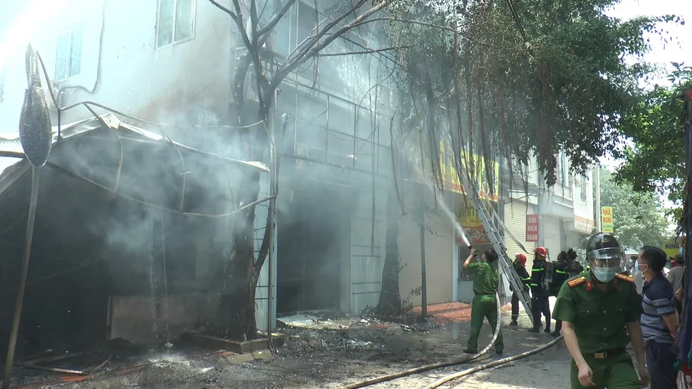 Quán bia ở Hà Nội bất ngờ bốc cháy giữa trưa nắng ảnh 1