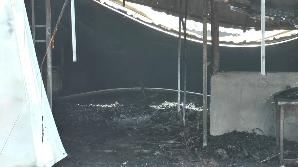 Quán bia ở Hà Nội bất ngờ bốc cháy giữa trưa nắng ảnh 2