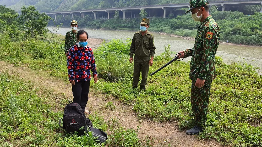 Người phụ nữ lội suối để nhập cảnh trái phép từ Trung Quốc vào Việt Nam ảnh 1