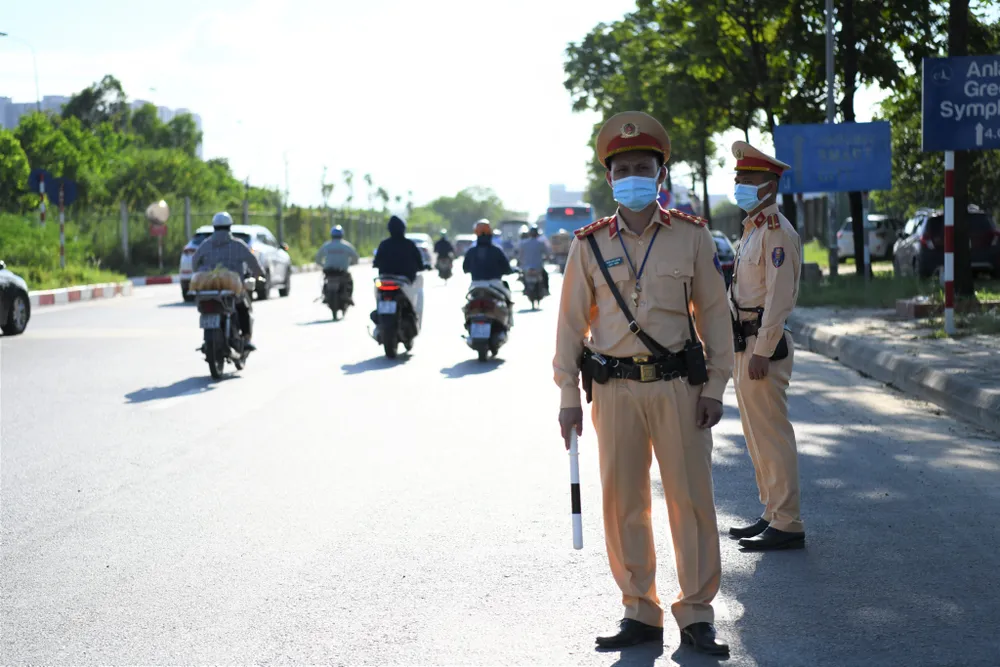 Xử phạt hàng loạt xe máy đi vào Đại lộ Thăng Long ảnh 4