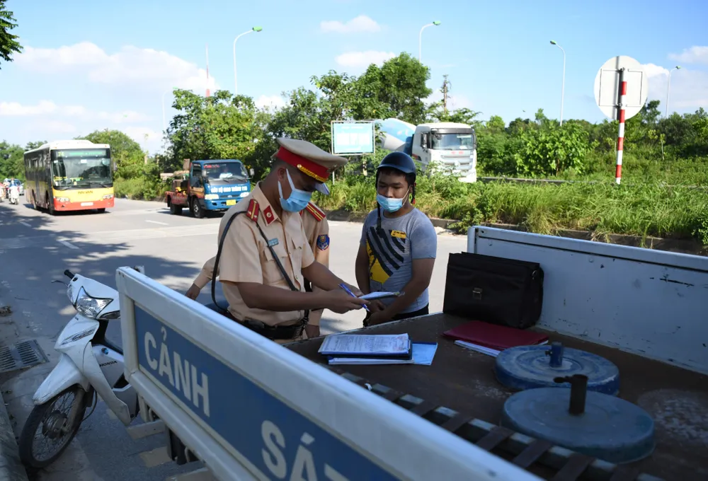 Xử phạt hàng loạt xe máy đi vào Đại lộ Thăng Long ảnh 7