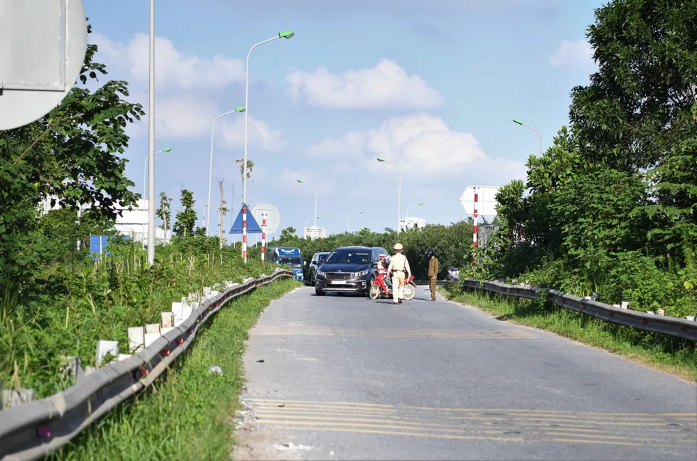 Xử phạt hàng loạt xe máy đi vào Đại lộ Thăng Long ảnh 1