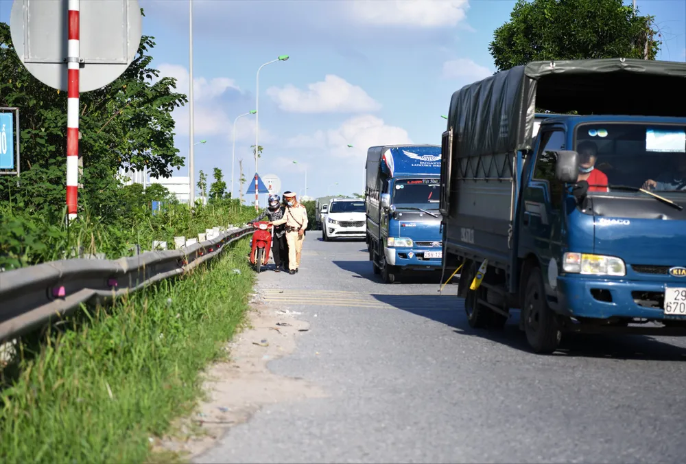 Xử phạt hàng loạt xe máy đi vào Đại lộ Thăng Long ảnh 2