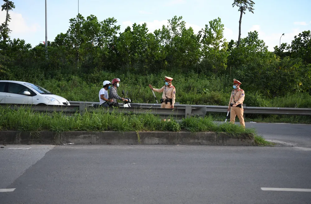 Xử phạt hàng loạt xe máy đi vào Đại lộ Thăng Long ảnh 3