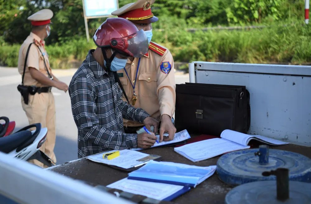 Xử phạt hàng loạt xe máy đi vào Đại lộ Thăng Long ảnh 5