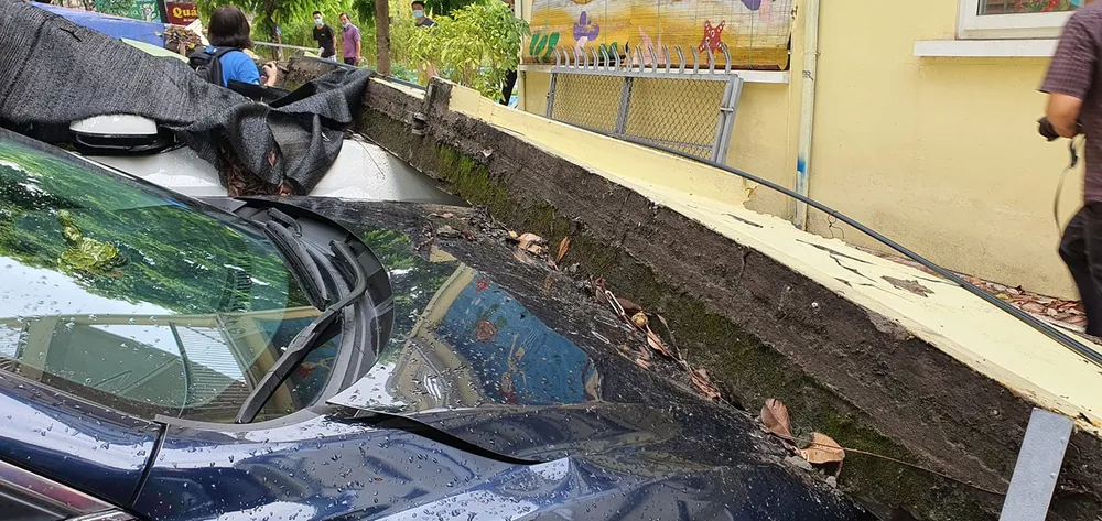 Bức tường cao 1,5m bất ngờ đổ xuống, đè lên 12 xe ô tô ảnh 2