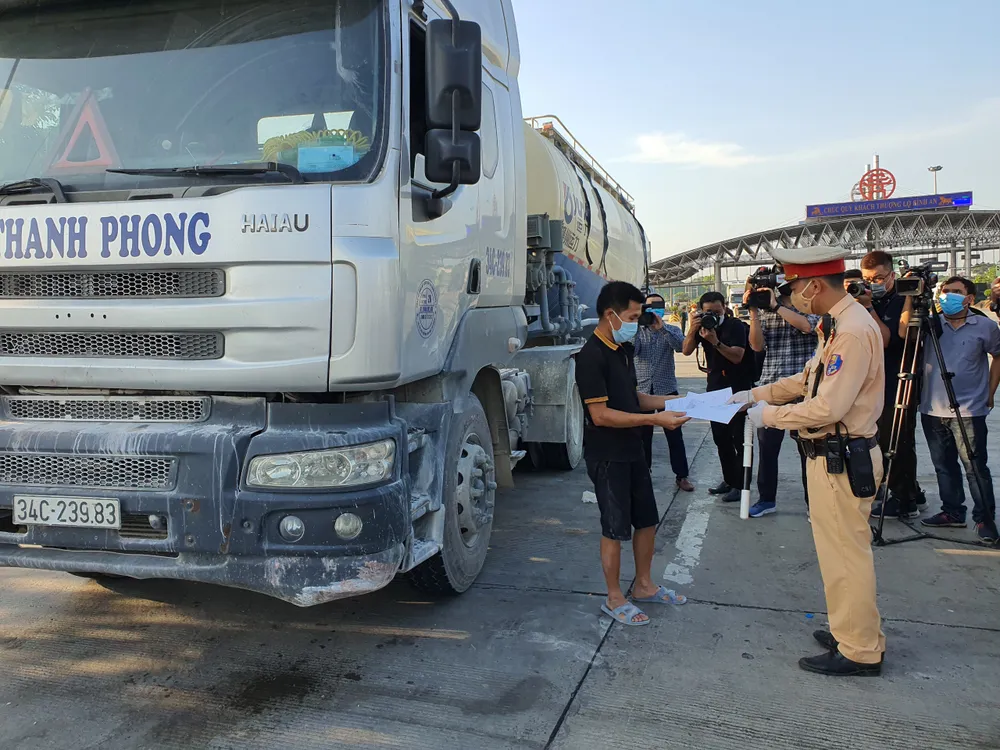22 chốt kiểm soát dịch ở Hà Nội bắt đầu hoạt động, không xảy ra ùn ứ  ảnh 6