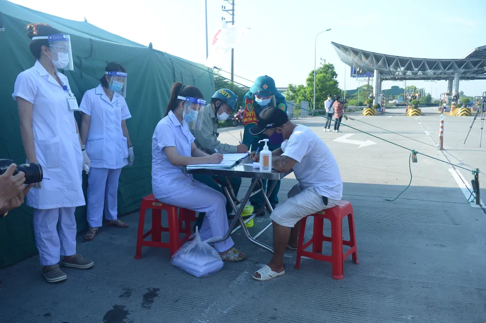 22 chốt kiểm soát dịch ở Hà Nội bắt đầu hoạt động, không xảy ra ùn ứ  ảnh 7