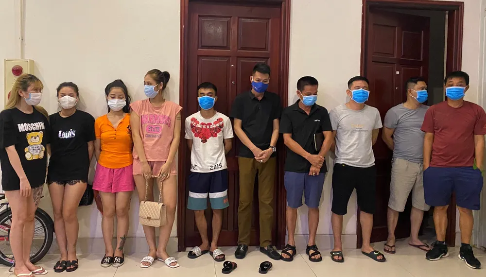 Bất chấp lệnh cấm, nhiều thanh niên tụ tập ở quán karaoke, khách sạn sử dụng ma túy ảnh 2