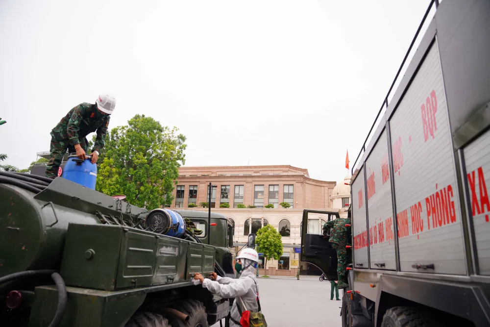 15 xe đặc chủng phun khử khuẩn tại 3 quận nội thành Hà Nội ảnh 9