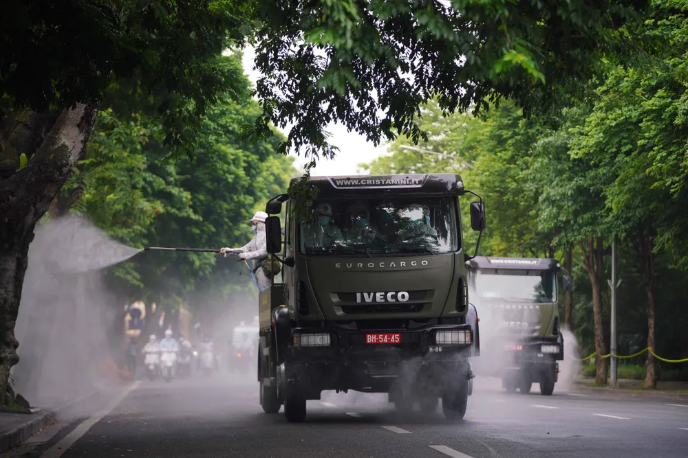 15 xe đặc chủng phun khử khuẩn tại 3 quận nội thành Hà Nội ảnh 25