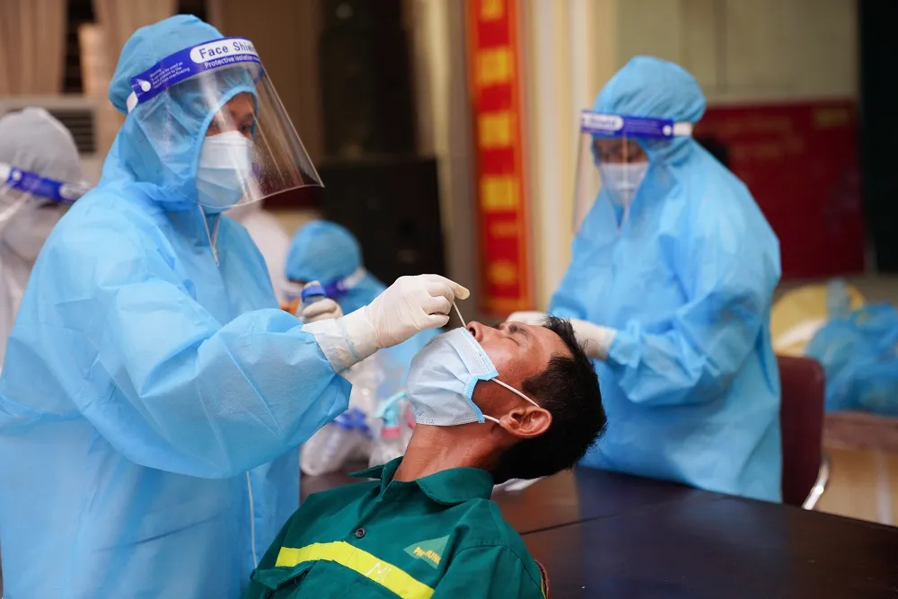 500 công nhân, tiểu thương phải xét nghiệm sàng lọc Covid-19 ảnh 11