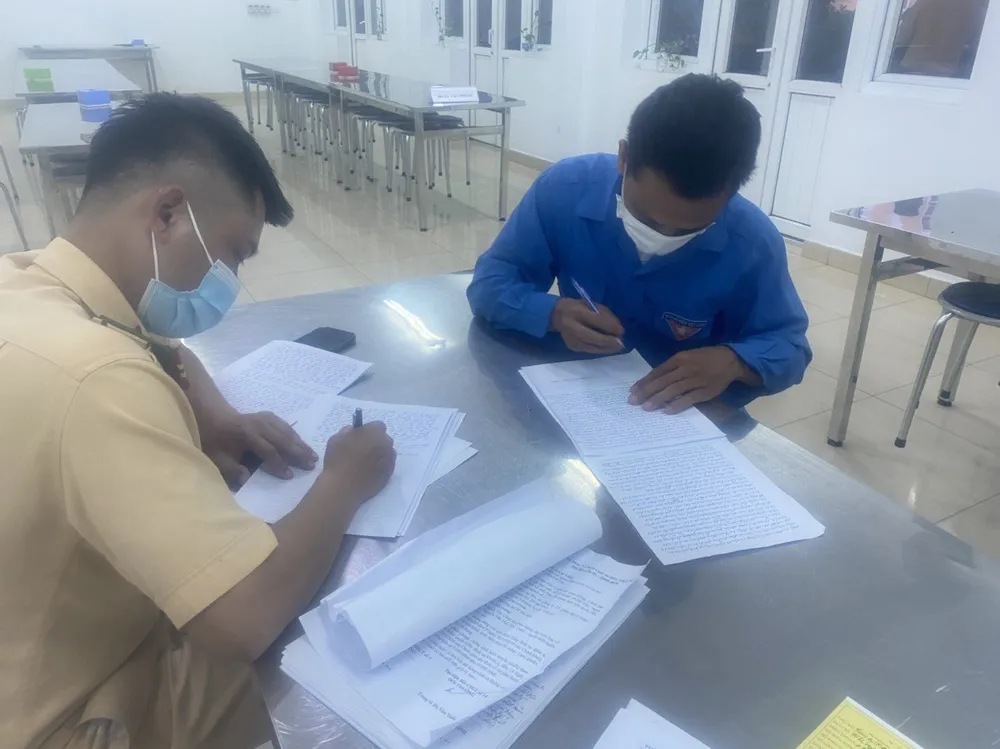 Lợi dụng xe cứu hộ để đưa người qua chốt, tài xế bị phạt 18 triệu đồng ảnh 2