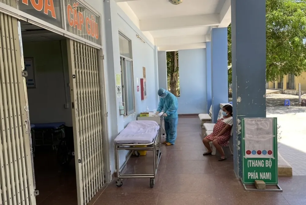 2 cảnh sát giao thông phải cách ly sau khi đưa vợ chồng sản phụ đi cấp cứu ảnh 2