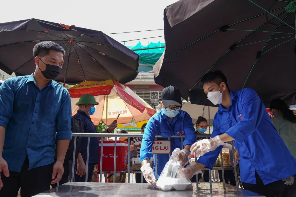 Suất cơm “0 đồng” cho người nghèo ở Hà Nội ảnh 6