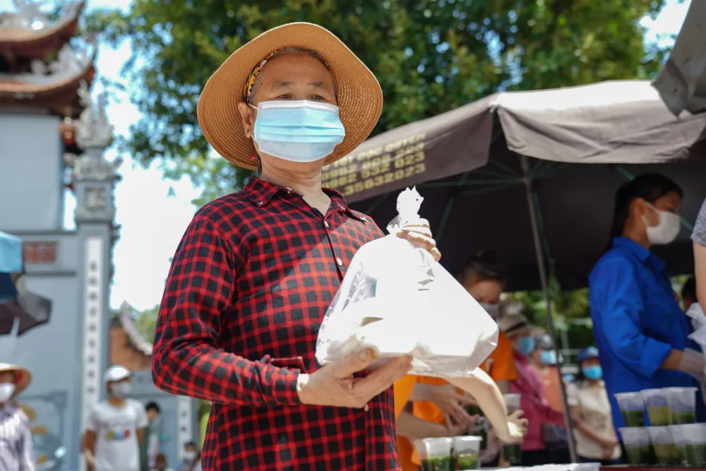 Suất cơm “0 đồng” cho người nghèo ở Hà Nội ảnh 13