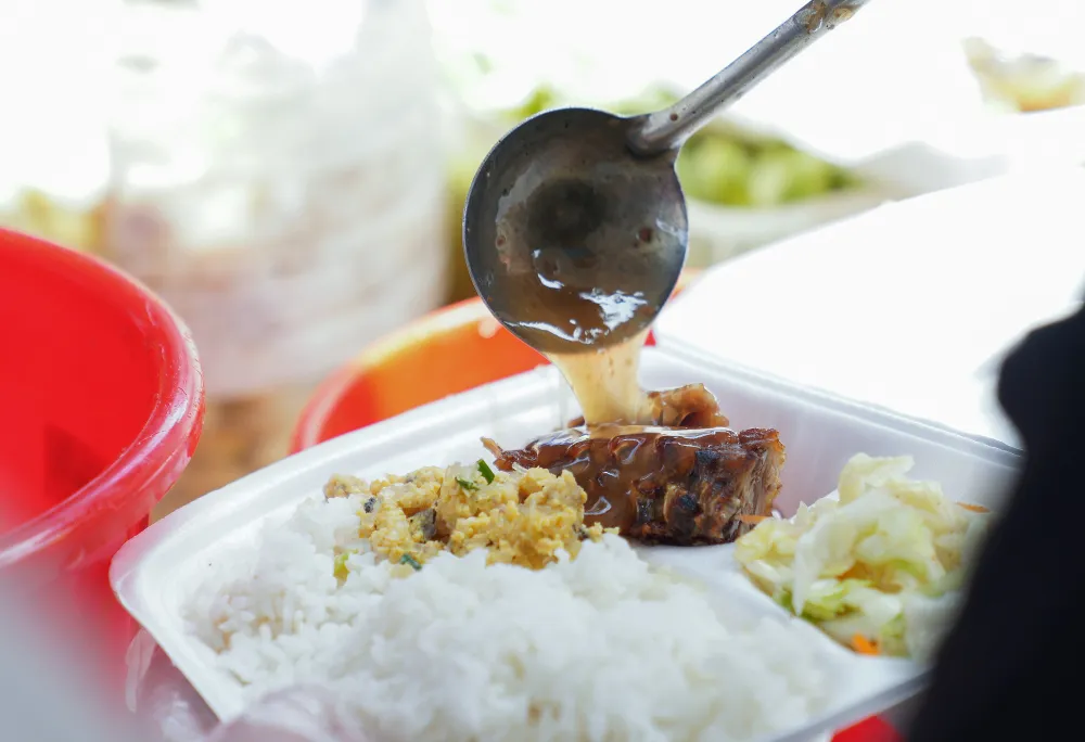 Suất cơm “0 đồng” cho người nghèo ở Hà Nội ảnh 4