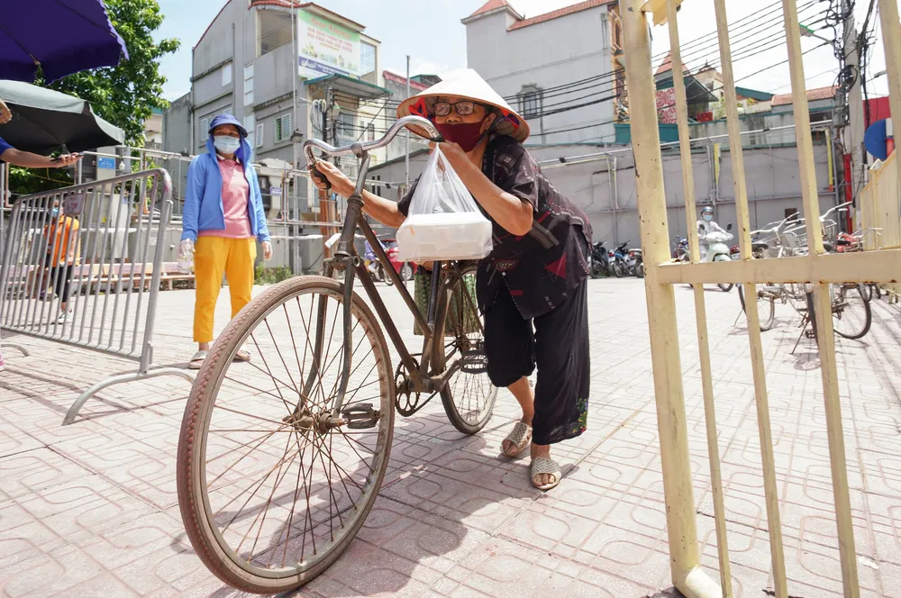 Suất cơm “0 đồng” cho người nghèo ở Hà Nội ảnh 11