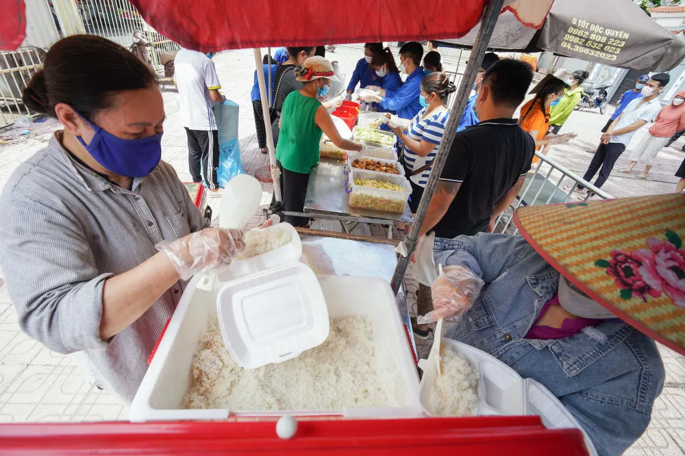 Suất cơm “0 đồng” cho người nghèo ở Hà Nội ảnh 3