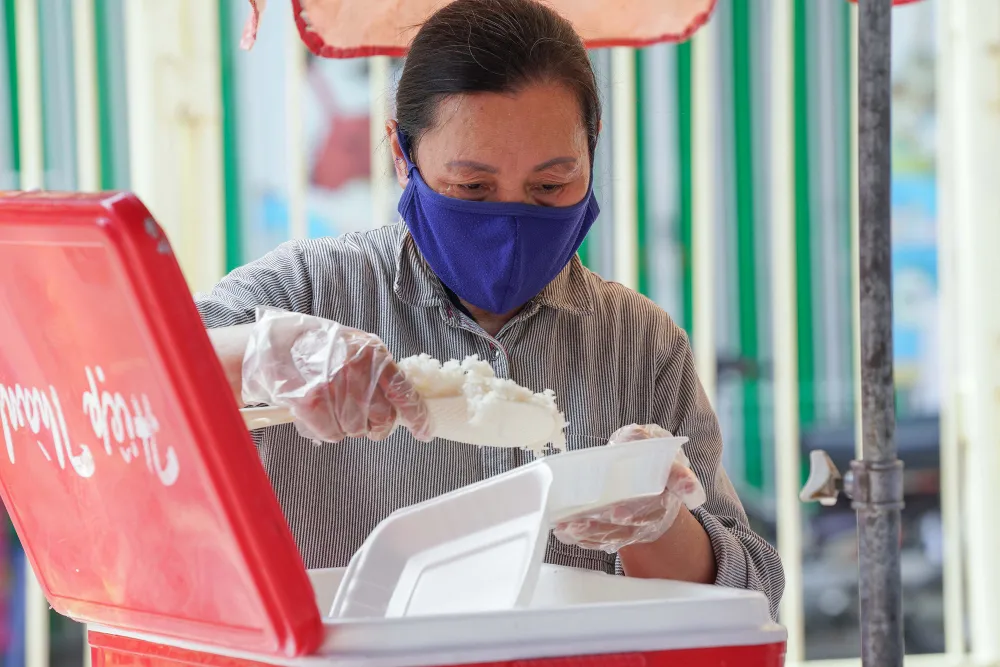 Suất cơm “0 đồng” cho người nghèo ở Hà Nội ảnh 5