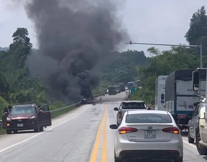 Phát hiện xác chết cạnh xe tải cháy rụi trên cao tốc Nội Bài – Lào Cai ảnh 1