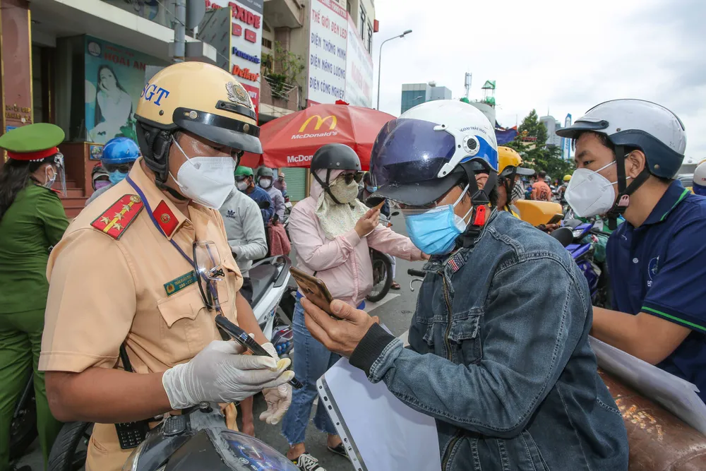 Bộ Công an nói về việc ùn tắc khi khai báo y tế tại các trạm kiểm soát ảnh 1