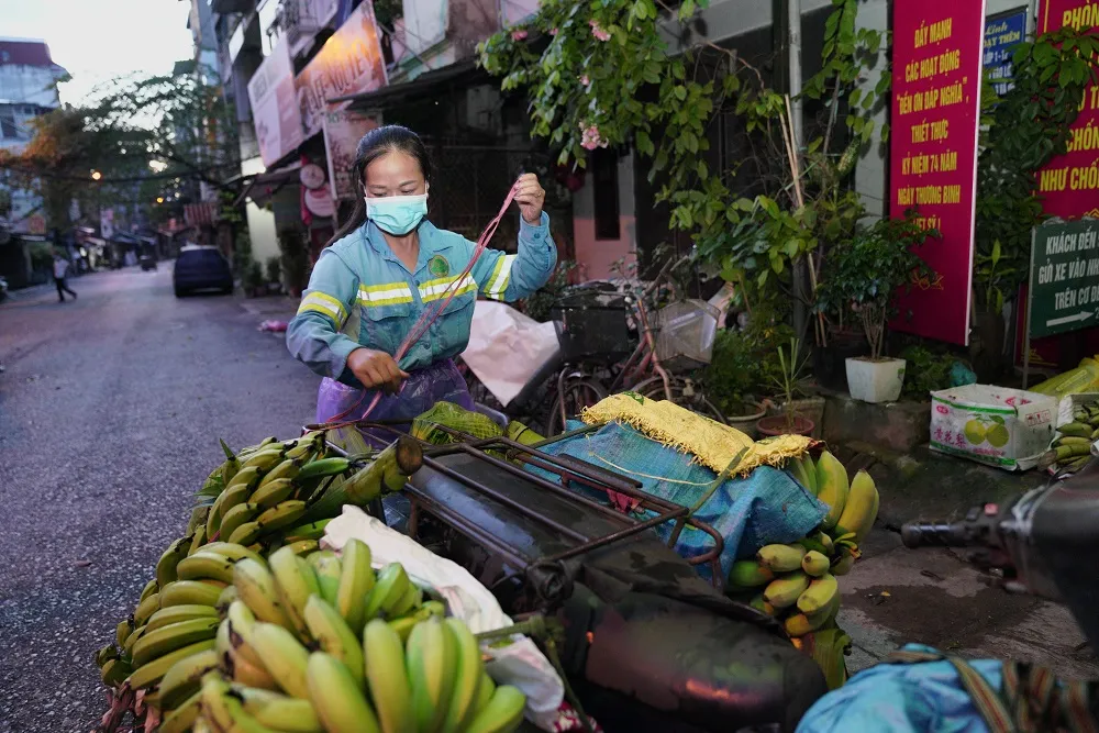 Nữ công nhân góp tiền mua rau giúp người khó khăn ảnh 2