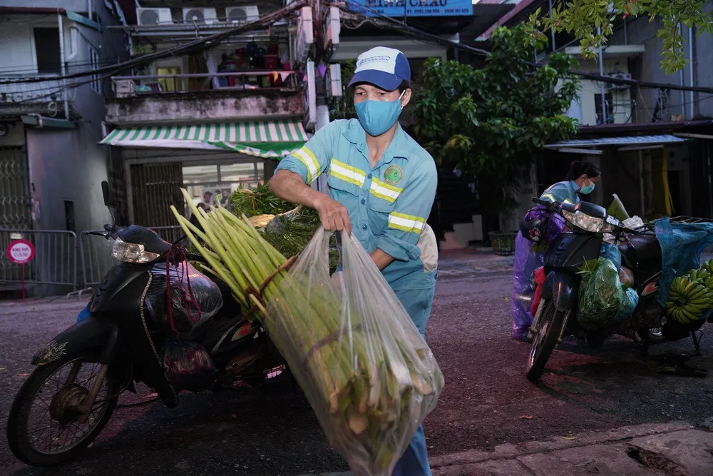 Nữ công nhân góp tiền mua rau giúp người khó khăn ảnh 4