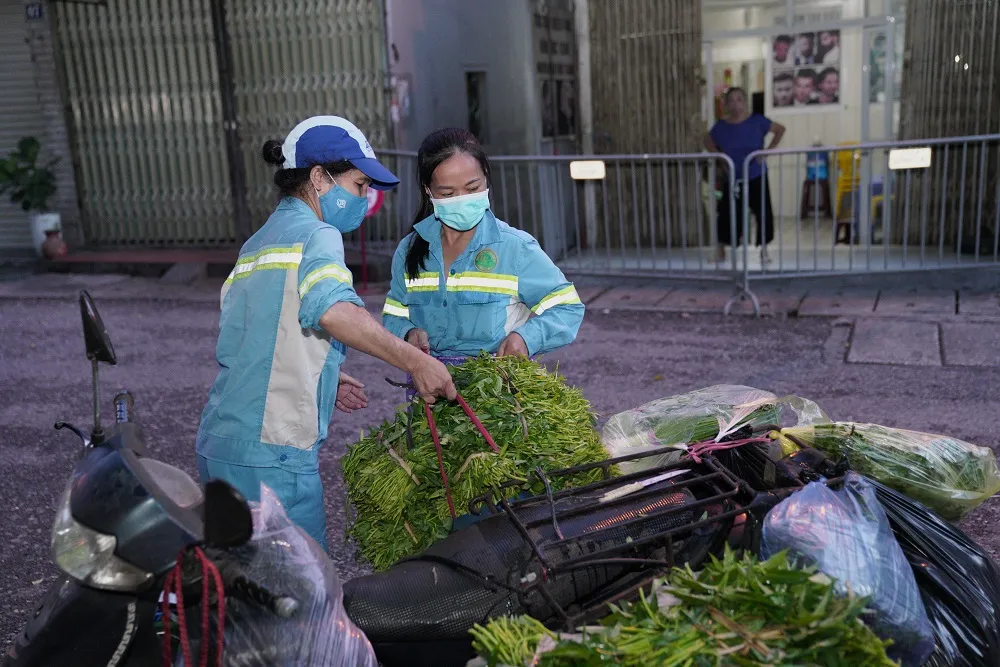 Nữ công nhân góp tiền mua rau giúp người khó khăn ảnh 8