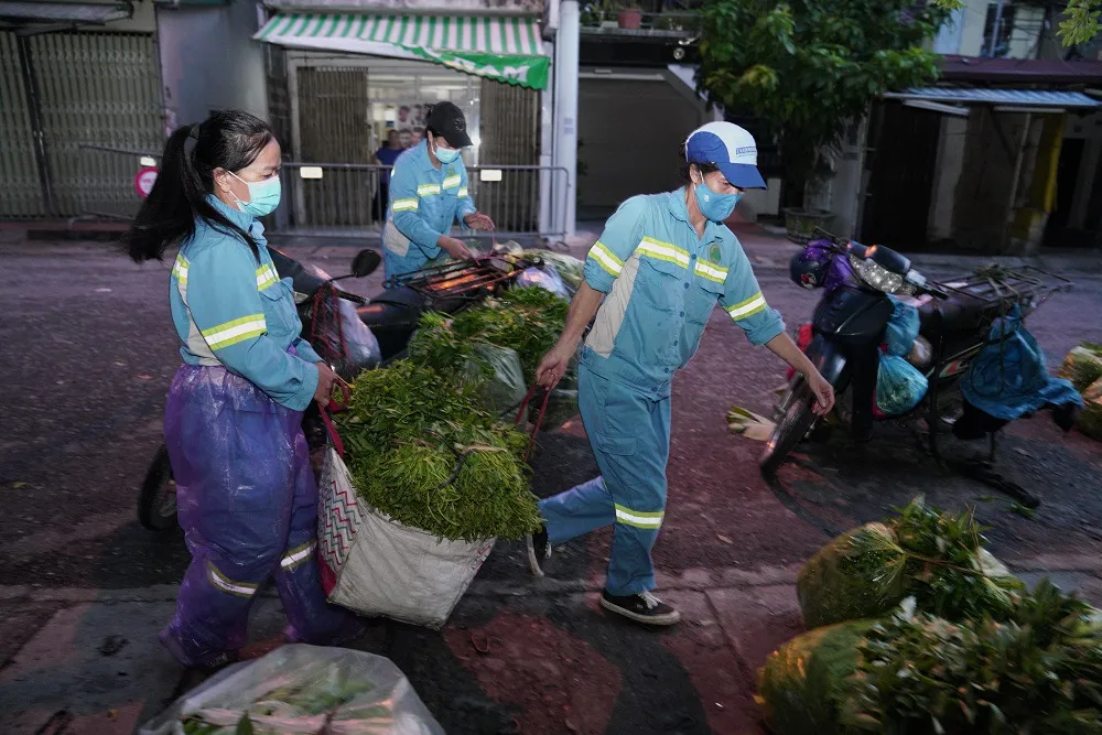 Nữ công nhân góp tiền mua rau giúp người khó khăn ảnh 7