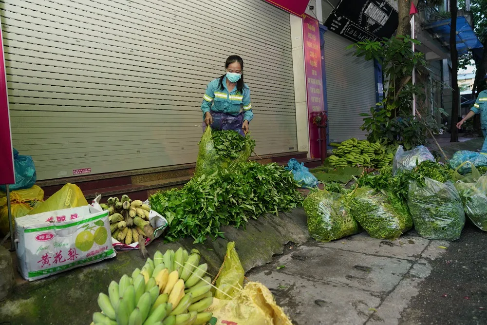 Nữ công nhân góp tiền mua rau giúp người khó khăn ảnh 9