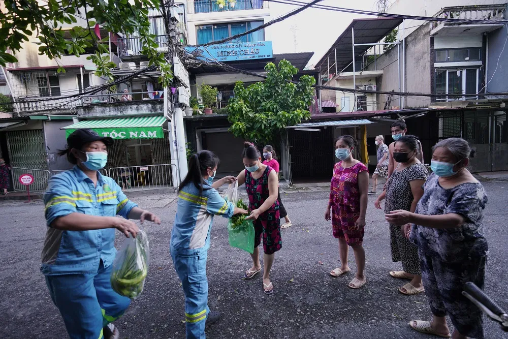 Nữ công nhân góp tiền mua rau giúp người khó khăn ảnh 12