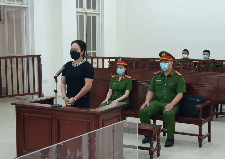 Cho khách hát karaoke trong mùa dịch, chủ quán bị phạt 12 tháng tù ảnh 1