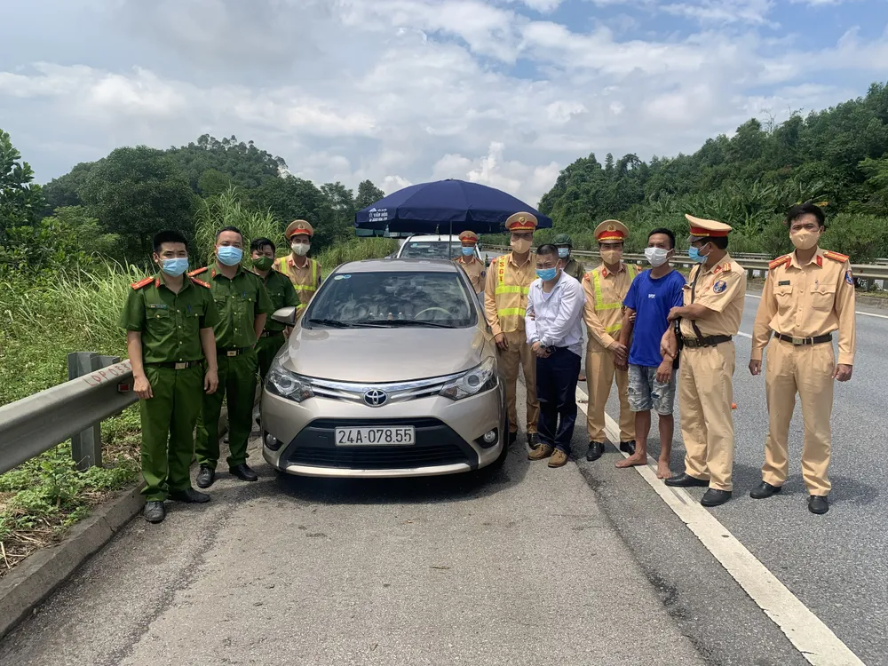 Cảnh sát giao thông phát hiện 2 đối tượng nghi vận chuyển ma túy ảnh 1